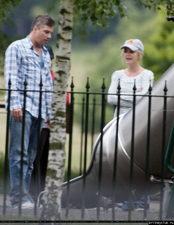 Бритни с детьми в Лондонском парке38.jpg(Бритни Спирс, Britney Spears)