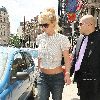 Бритни уезжает из гостиницы в Лондоне