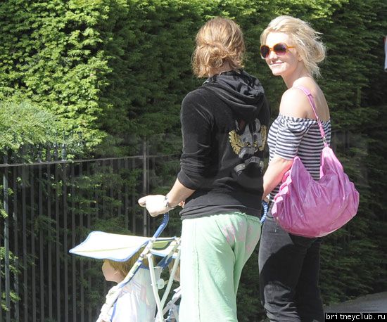 Бритни с детьми на прогулке26.jpg(Бритни Спирс, Britney Spears)