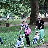 Бритни с детьми на прогулке