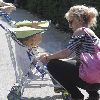 Бритни с детьми на прогулке