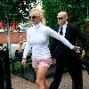 Бритни уезжает из отеля в Лондоне