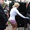 Бритни уезжает из отеля в Лондоне