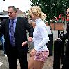 Бритни уезжает из отеля в Лондоне