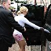 Бритни уезжает из отеля в Лондоне