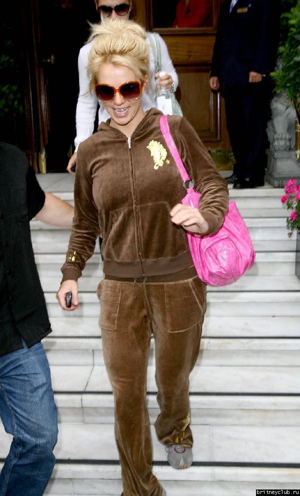 Бритни уезжает из гостиницы на шоппинг в Лондон03.jpg(Бритни Спирс, Britney Spears)