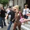 Бритни уезжает из гостиницы на шоппинг в Лондон
