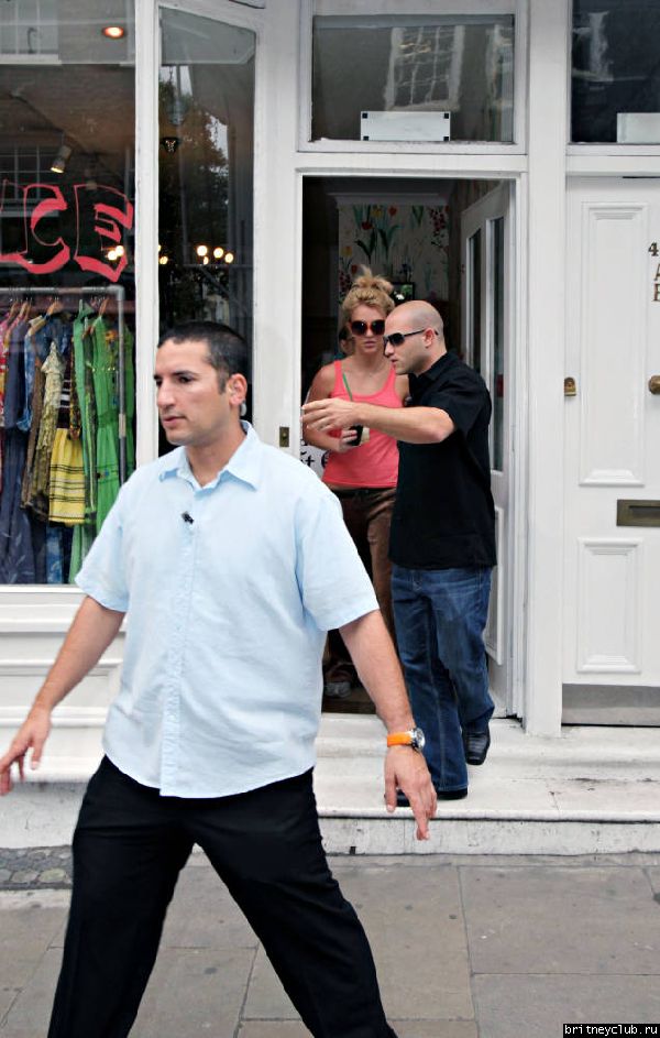 Бритни на шоппинге в районе Soho Лондона012.jpg(Бритни Спирс, Britney Spears)
