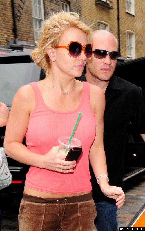 Бритни на шоппинге в районе Soho Лондона038.jpg(Бритни Спирс, Britney Spears)