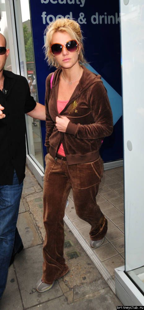 Бритни на шоппинге в районе Soho Лондона052.jpg(Бритни Спирс, Britney Spears)
