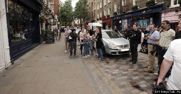 Бритни на шоппинге в районе Soho Лондона058.jpg(Бритни Спирс, Britney Spears)