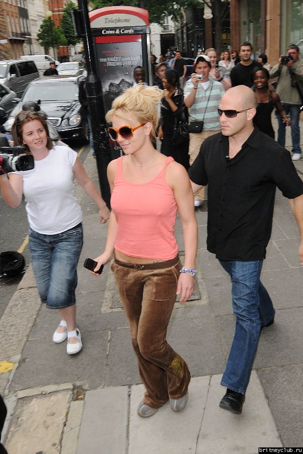 Бритни на шоппинге в районе Soho Лондона075.jpg(Бритни Спирс, Britney Spears)
