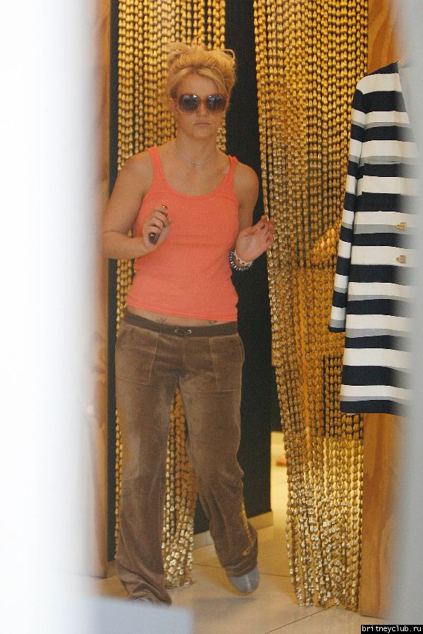 Бритни на шоппинге в районе Soho Лондона101.jpg(Бритни Спирс, Britney Spears)