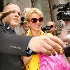 Бритни уезжает из гостиницы в Лондоне