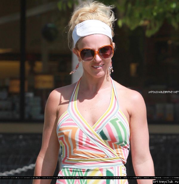 Бритни на бензоколонке02.jpg(Бритни Спирс, Britney Spears)
