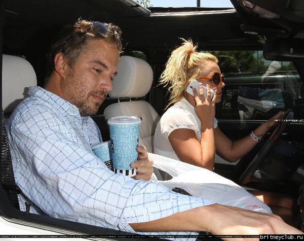 Бритни уезжает из делового центра27.jpg(Бритни Спирс, Britney Spears)