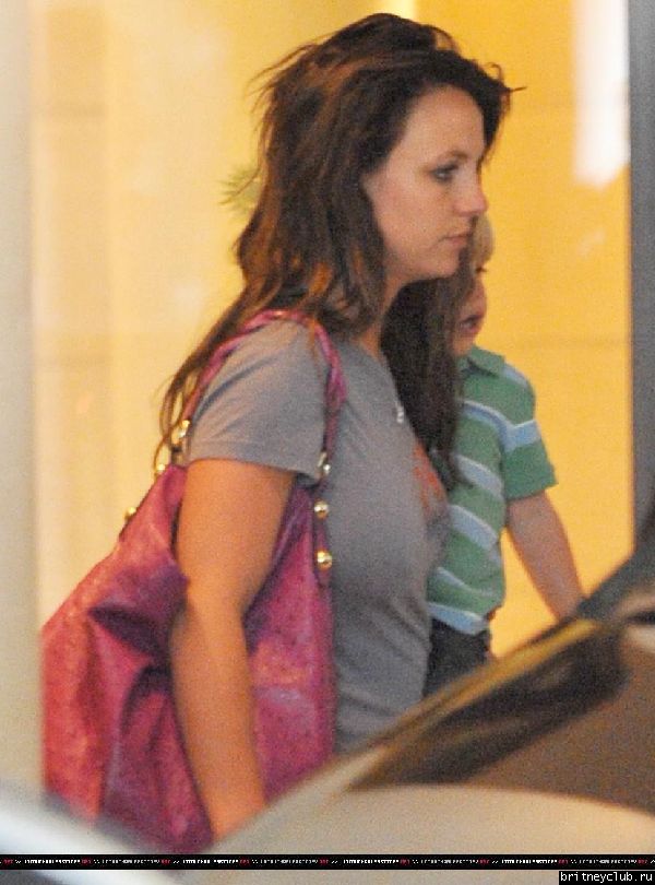 Бритни с детьми уезжают из отеля в Париже06.jpg(Бритни Спирс, Britney Spears)