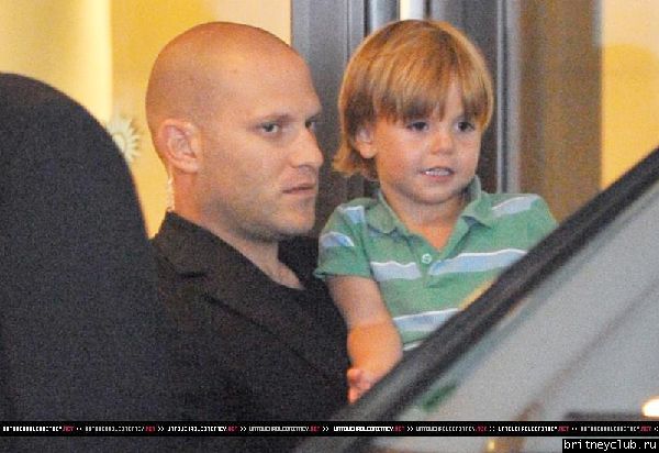 Бритни с детьми уезжают из отеля в Париже11.jpg(Бритни Спирс, Britney Spears)