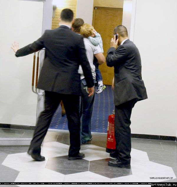 Бритни с детьми в Стокгольме в Швеции1.jpg(Бритни Спирс, Britney Spears)