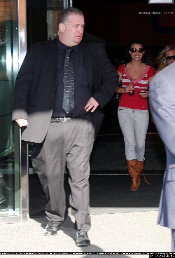 Бритни уезжает из отеля Hyatt в Берлине06.jpg(Бритни Спирс, Britney Spears)