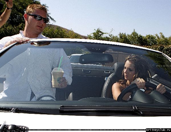Бритни в Starbucks в Калабасасе07.jpg(Бритни Спирс, Britney Spears)