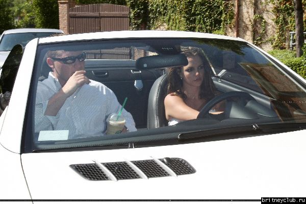 Бритни в Starbucks в Калабасасе31.jpg(Бритни Спирс, Britney Spears)