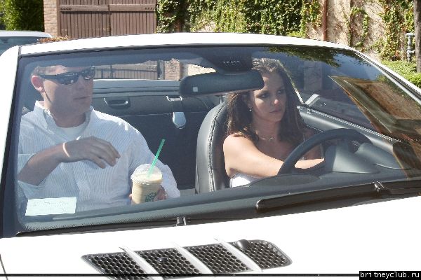 Бритни в Starbucks в Калабасасе32.jpg(Бритни Спирс, Britney Spears)