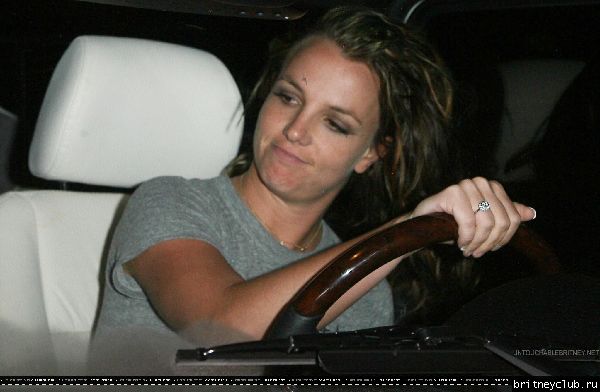 Бритни останавливается у кафе 27.jpg(Бритни Спирс, Britney Spears)