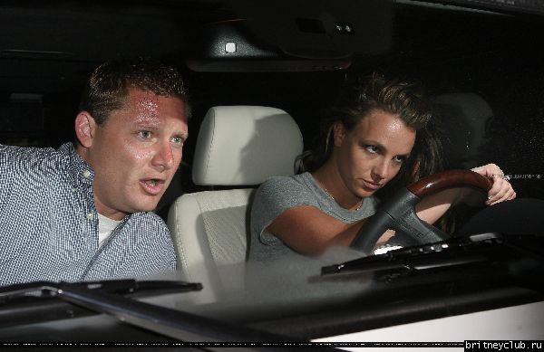 Бритни останавливается у кафе 39.jpg(Бритни Спирс, Britney Spears)