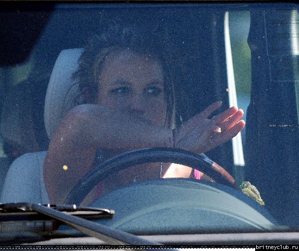 Бритни ест в машине4.jpg(Бритни Спирс, Britney Spears)