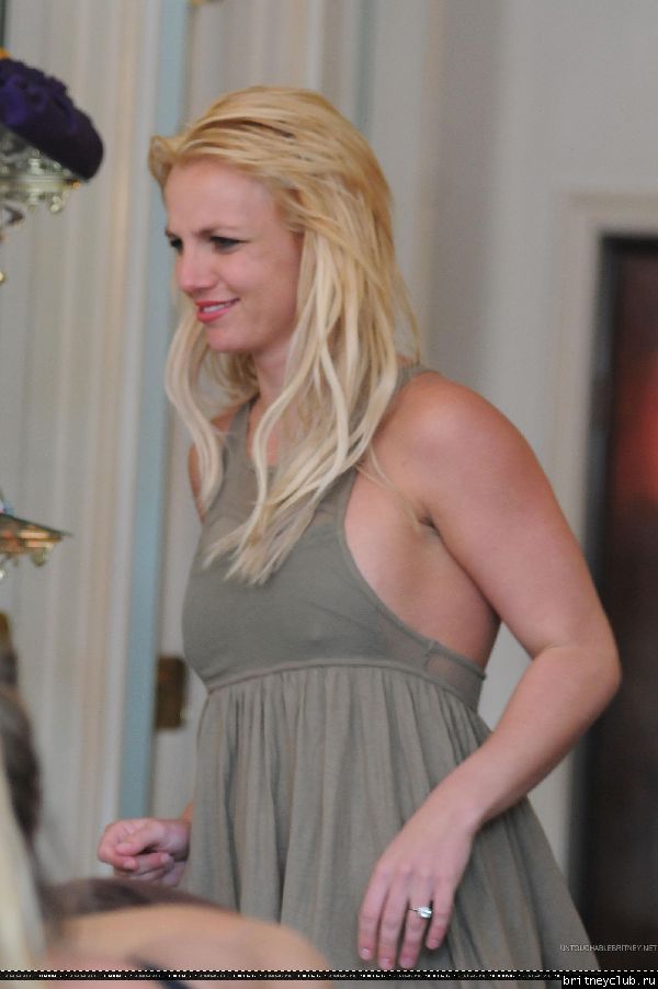 Бритни на шоппинге в бутике Paige Denim006.jpg(Бритни Спирс, Britney Spears)