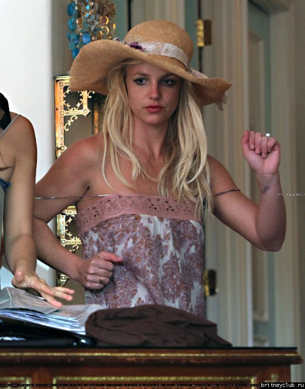 Бритни на шоппинге в бутике Paige Denim027.jpg(Бритни Спирс, Britney Spears)