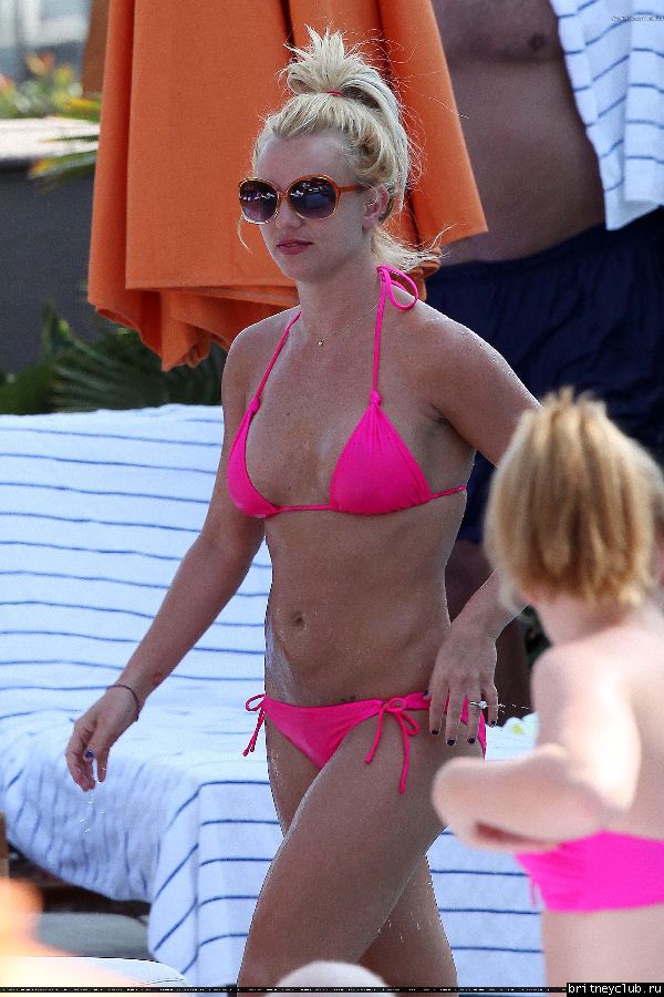 Бритни отдыхает в отеле Ritz Carlton008.jpg(Бритни Спирс, Britney Spears)