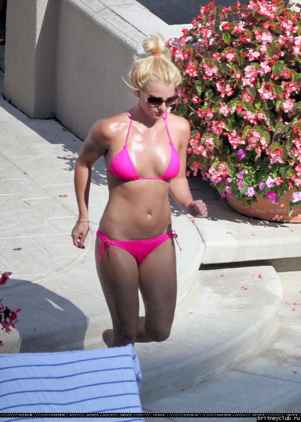 Бритни отдыхает в отеле Ritz Carlton080.jpg(Бритни Спирс, Britney Spears)