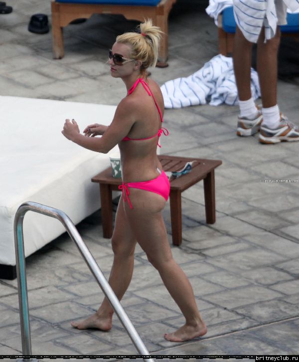 Бритни отдыхает в отеле Ritz Carlton084.jpg(Бритни Спирс, Britney Spears)