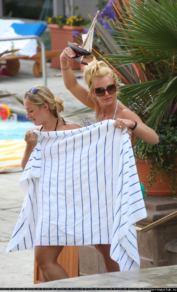 Бритни отдыхает у бассеина в отеле Ritz Carlton001.jpg(Бритни Спирс, Britney Spears)