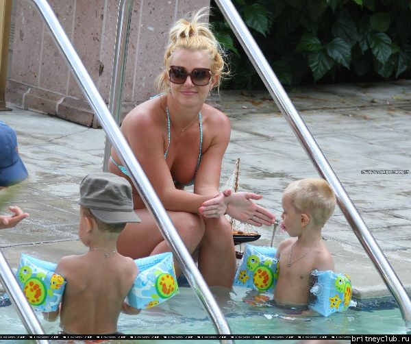Бритни отдыхает у бассеина в отеле Ritz Carlton002.jpg(Бритни Спирс, Britney Spears)