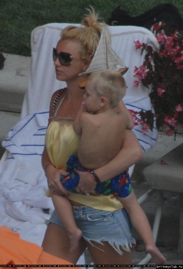 Бритни отдыхает у бассеина в отеле Ritz Carlton003.jpg(Бритни Спирс, Britney Spears)