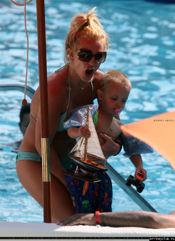 Бритни отдыхает у бассеина в отеле Ritz Carlton004.jpg(Бритни Спирс, Britney Spears)