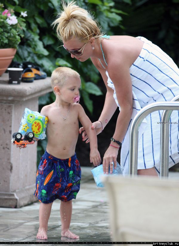Бритни отдыхает у бассеина в отеле Ritz Carlton005.jpg(Бритни Спирс, Britney Spears)