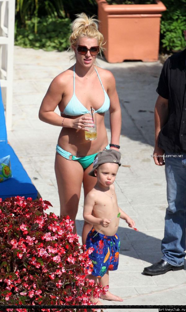 Бритни отдыхает у бассеина в отеле Ritz Carlton006.jpg(Бритни Спирс, Britney Spears)