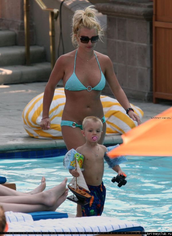 Бритни отдыхает у бассеина в отеле Ritz Carlton009.jpg(Бритни Спирс, Britney Spears)