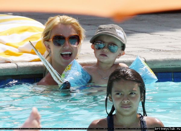 Бритни отдыхает у бассеина в отеле Ritz Carlton017.jpg(Бритни Спирс, Britney Spears)
