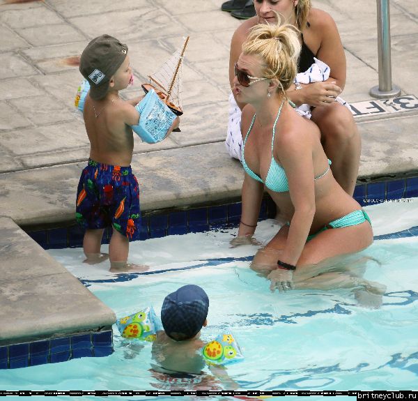 Бритни отдыхает у бассеина в отеле Ritz Carlton018.jpg(Бритни Спирс, Britney Spears)