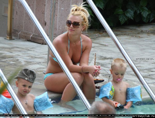 Бритни отдыхает у бассеина в отеле Ritz Carlton019.jpg(Бритни Спирс, Britney Spears)