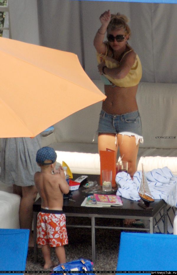 Бритни отдыхает у бассеина в отеле Ritz Carlton020.jpg(Бритни Спирс, Britney Spears)