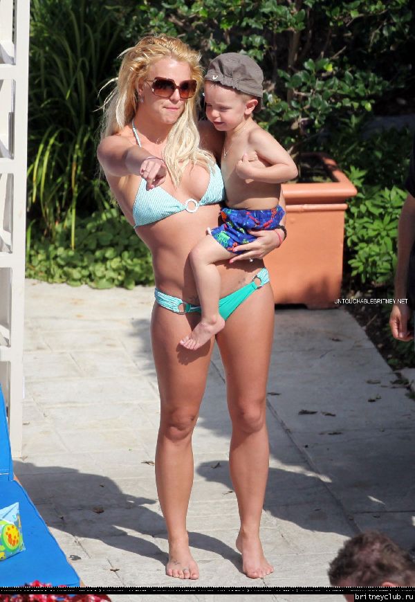Бритни отдыхает у бассеина в отеле Ritz Carlton022.jpg(Бритни Спирс, Britney Spears)