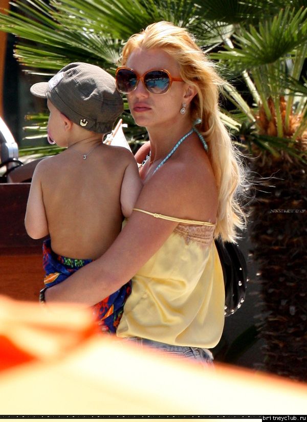 Бритни отдыхает у бассеина в отеле Ritz Carlton023.jpg(Бритни Спирс, Britney Spears)