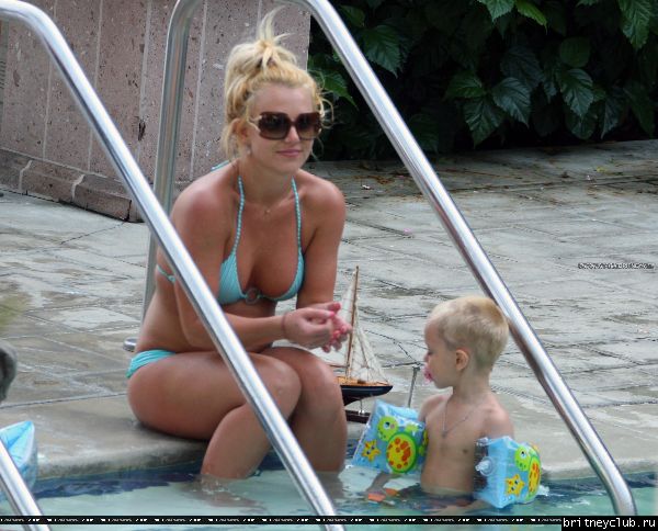 Бритни отдыхает у бассеина в отеле Ritz Carlton025.jpg(Бритни Спирс, Britney Spears)