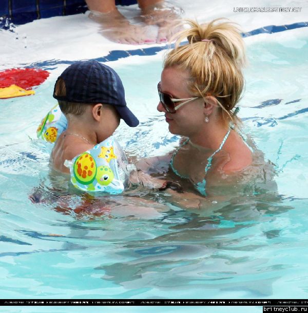Бритни отдыхает у бассеина в отеле Ritz Carlton026.jpg(Бритни Спирс, Britney Spears)